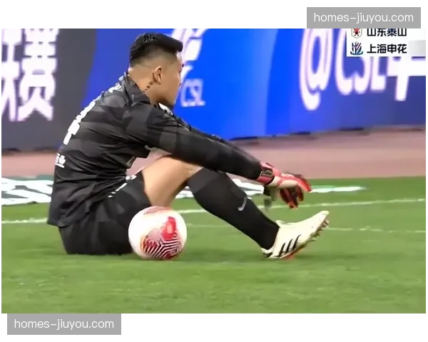 克雷桑射门中柱加失误丢球 泰山核心状态低迷影响全队